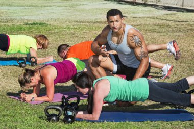 Fitness Eğitmeni yardım öğrenciler