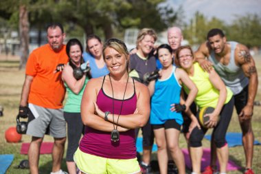 Kendine güvenen eğitmen fitness sınıfı ile