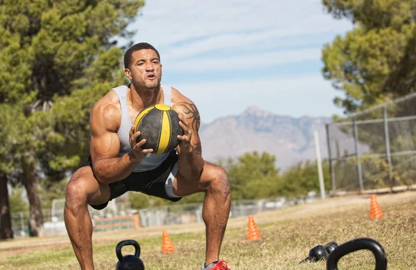 Man Using Medicine Ball — Stock Photo, Image