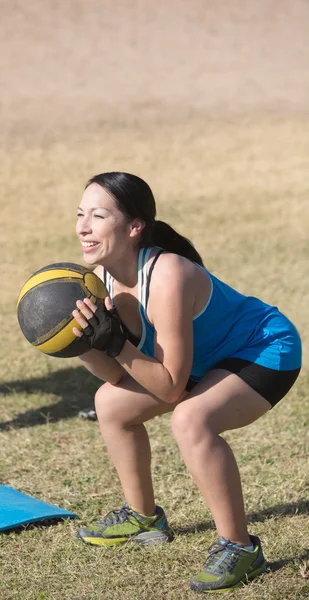 Donna sorridente che lavora fuori — Foto Stock