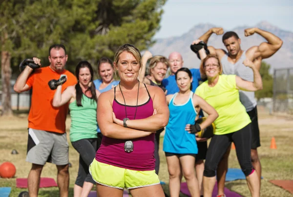 Entrenador de ejercicio con brazos plegados — Foto de Stock