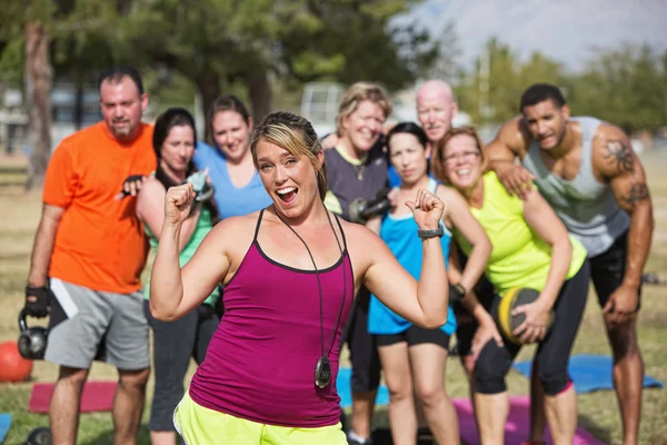 Begeisterte Fitnesstrainerin mit Gruppe — Stockfoto