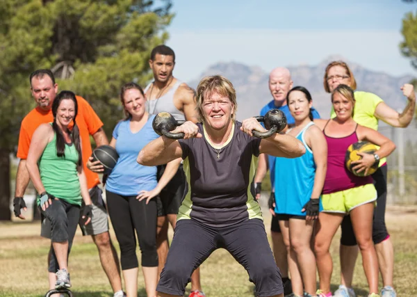 Fit Mature Woman Lifting Weights — Stock Photo, Image