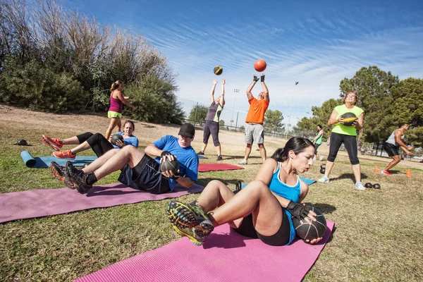 Classe Fitness Bootcamp ao ar livre — Fotografia de Stock