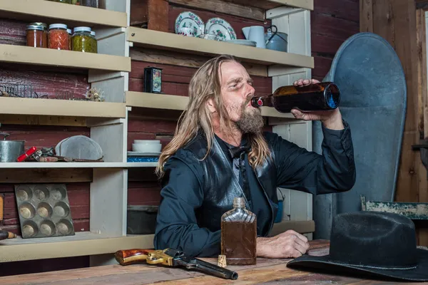 Пьяный западный человек за столом — стоковое фото