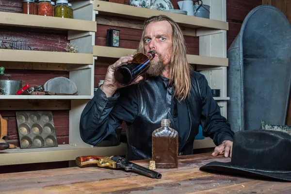 Drunk Western Man at Table — Stock Photo, Image