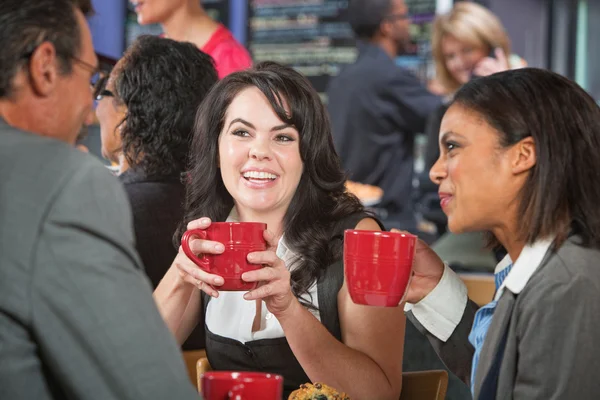 Mujer sonriente con amigos en Café —  Fotos de Stock