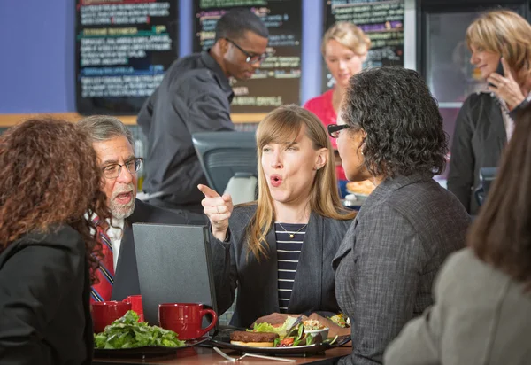 Mensen uit het bedrijfsleven ruzie in café — Stockfoto