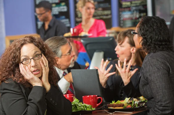 Nudí žena s kolegy v kavárně — Stock fotografie