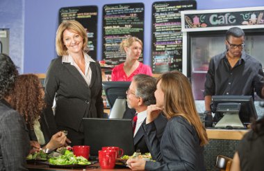 mutlu bistro sahibi müşteriler ile