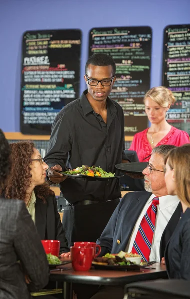 Man portie klanten in café — Stockfoto