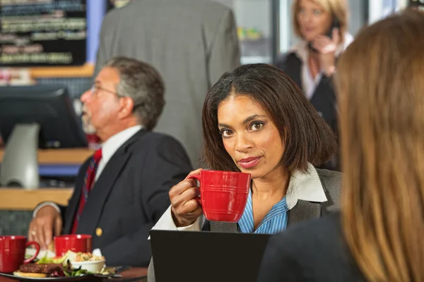 Donna seria con caffè — Foto Stock