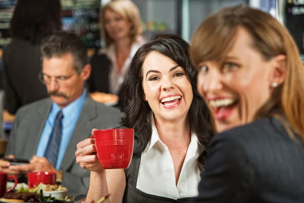 Kadın cafede gülüyor — Stok fotoğraf