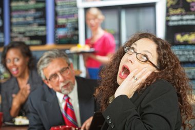 mujer embarazada bebidas jugo