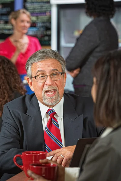 Uomo che parla con Coworker — Foto Stock