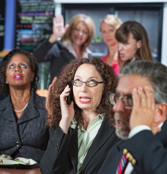 Luid collega op telefoon — Stockfoto