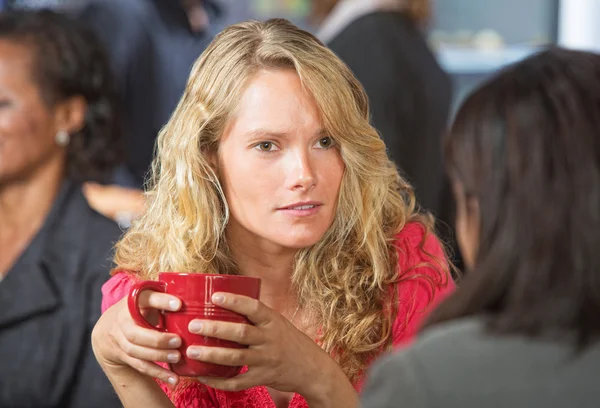 Besorgte Frau im Café — Stockfoto