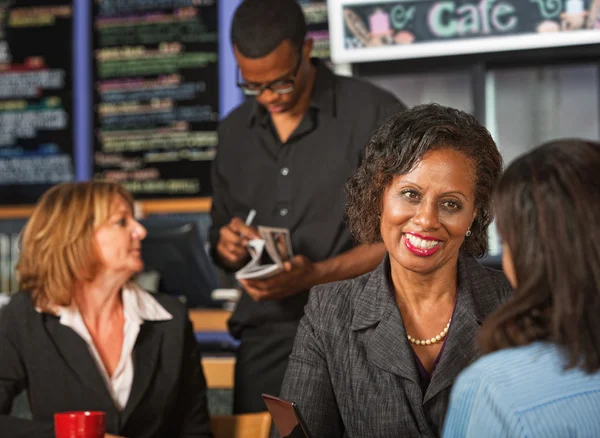 Mulher alegre no café — Fotografia de Stock