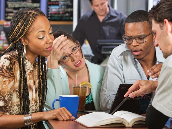 Estudiantes hacinando — Foto de Stock