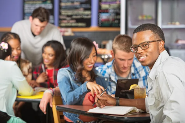 Jeune homme faisant des devoirs — Photo