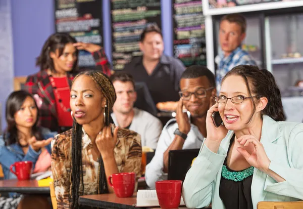 Kaba kadın telefonu Café — Stok fotoğraf