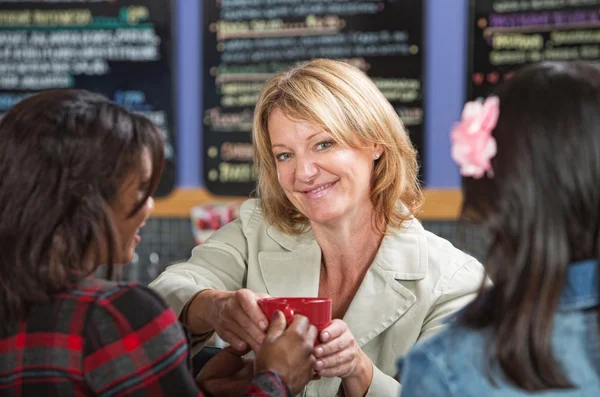 Femme donnant du café — Photo