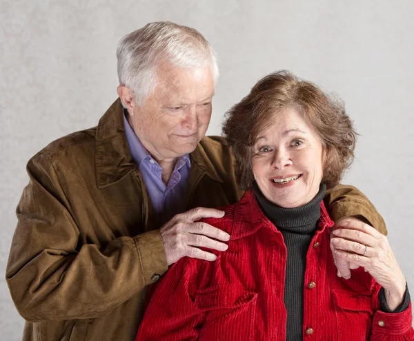 Leuk paar knuffelen — Stockfoto