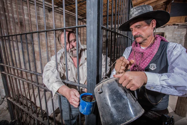 Le shérif s'occupe du prisonnier — Photo