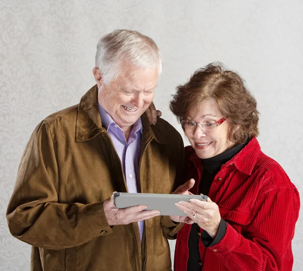 Coppia eccitata con Tablet — Foto Stock