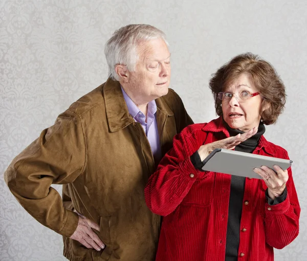 Zvědavý člověk a Lady s tabletem — Stock fotografie