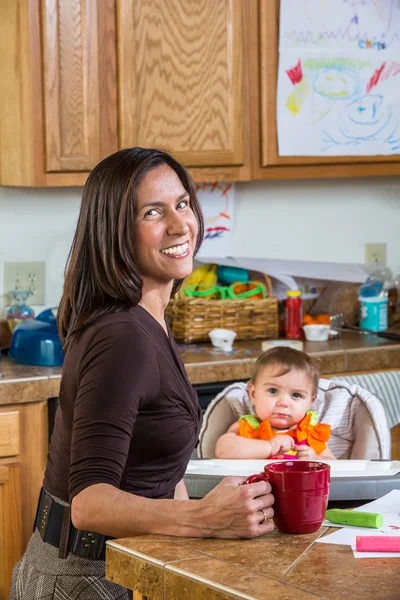 Madre sonríe con el bebé — Foto de Stock