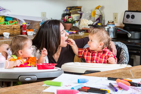 Bebê alimenta mãe — Fotografia de Stock