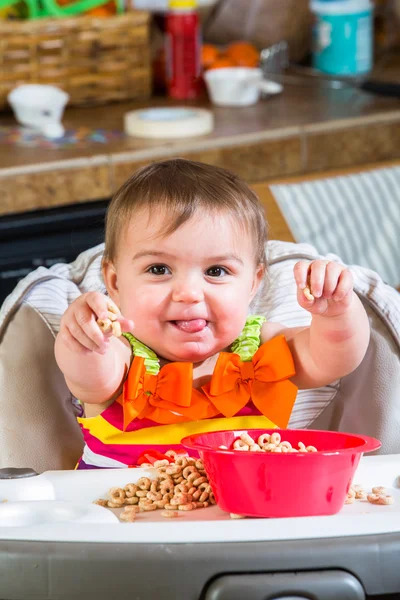 Babymeisje eet ontbijt — Stockfoto