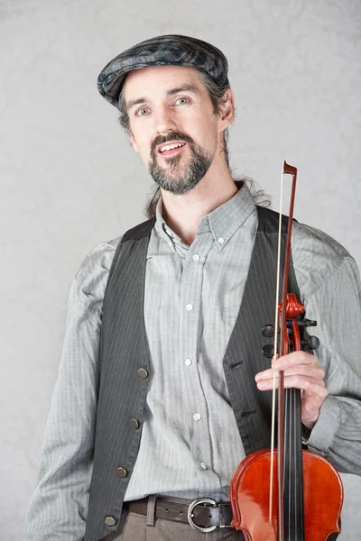 Fiddler irlandês alegre com instrumento — Fotografia de Stock