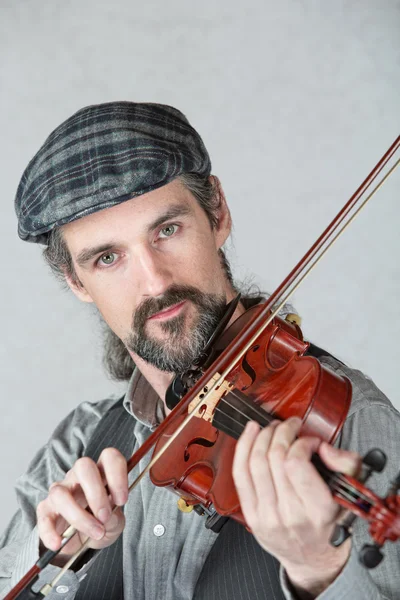 Irländska Man spelar fiol — Stockfoto