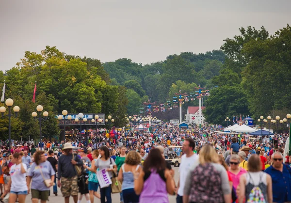 Толпа на ярмарке штата Айова — стоковое фото