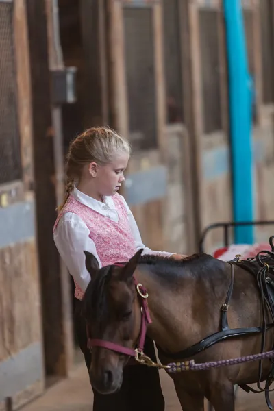 Chica con caballo en miniatura en la feria estatal —  Fotos de Stock