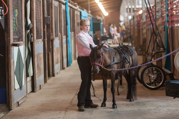 Dívka s miniaturní koně na state fair — Stock fotografie