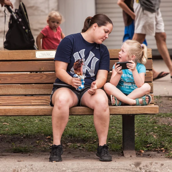 Meisje aandelen smartphone scherm — Stockfoto