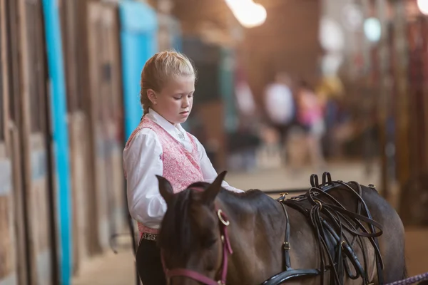 Chica con caballo en miniatura en la feria estatal — Foto de Stock