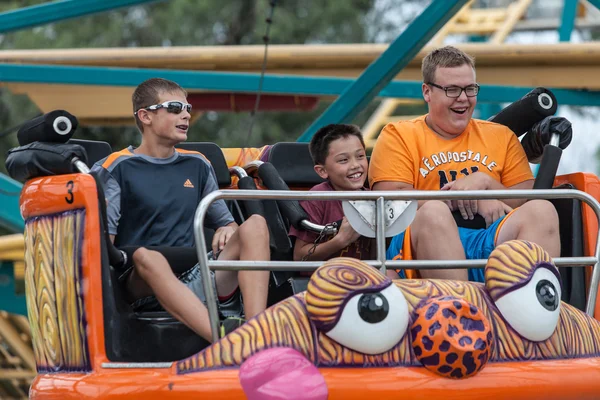 Chicos en paseo de carnaval en la feria estatal — Foto de Stock