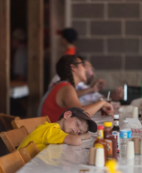 Niño cansado en la Feria Estatal de Iowa — Foto de Stock