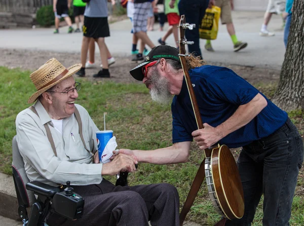 Adam tekerlekli sandalyeye mahkum Iowa eyalet fuarında, banjo oyuncu — Stok fotoğraf