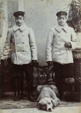iki genç adam demiryolu işçileri ve köpek.