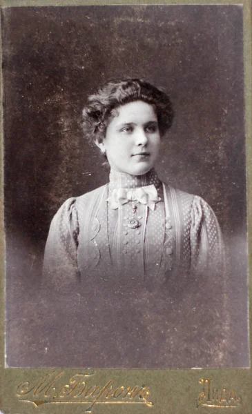 Vintage foto van jonge vrouw. — Stockfoto