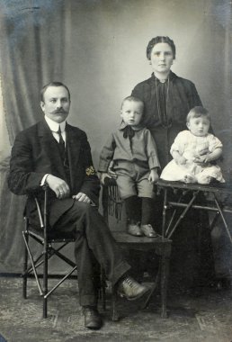 Rusya İmparatorluğu - 1900:vintage aile portresi dolaylarında. Anne, baba ve çocuk.