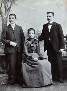 Rusya İmparatorluğu - 1910:vintage fotoğraf yaklaşık üç genç arkadaşlar zarif giysiler giyiyor gösterir.