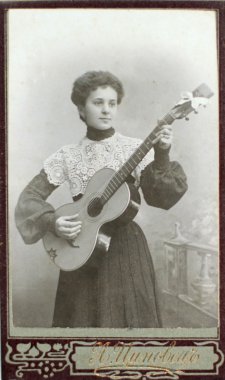Rusya İmparatorluğu - yaklaşık 1910: vintage gitar ile genç kadın fotoğrafı.