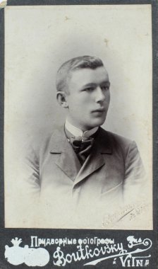 Vilnius, Rusya İmparatorluğu - yaklaşık 1910: gencin zarif vintage fotoğraf.