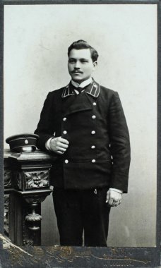 Vilnius, Rusya İmparatorluğu - yaklaşık 1910: zarif bir gencin üniformalı vintage fotoğraf.